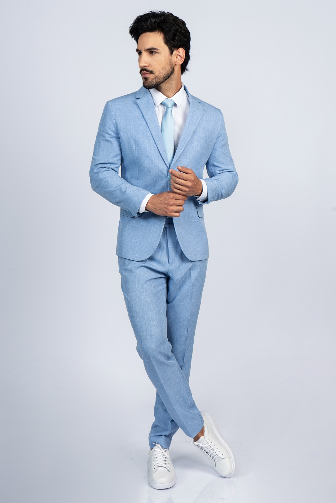 Terno azul céu para aluguel na Nanda Dress Suits