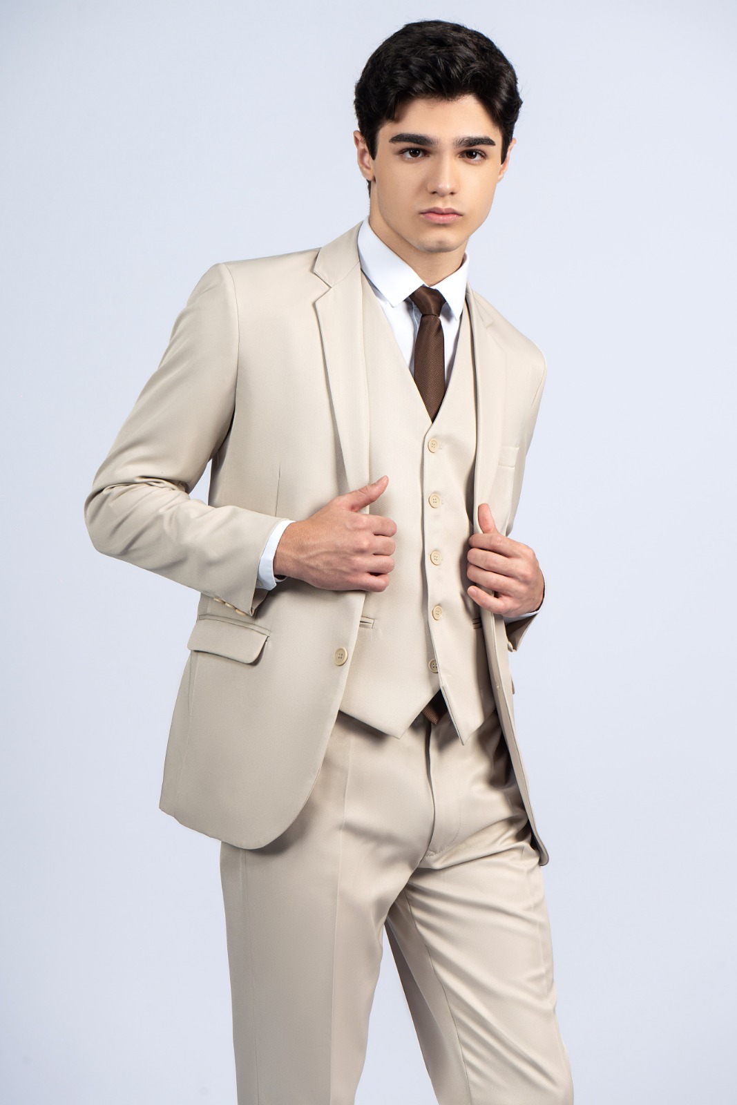 Terno bege claro para aluguel na Nanda Dress Suits