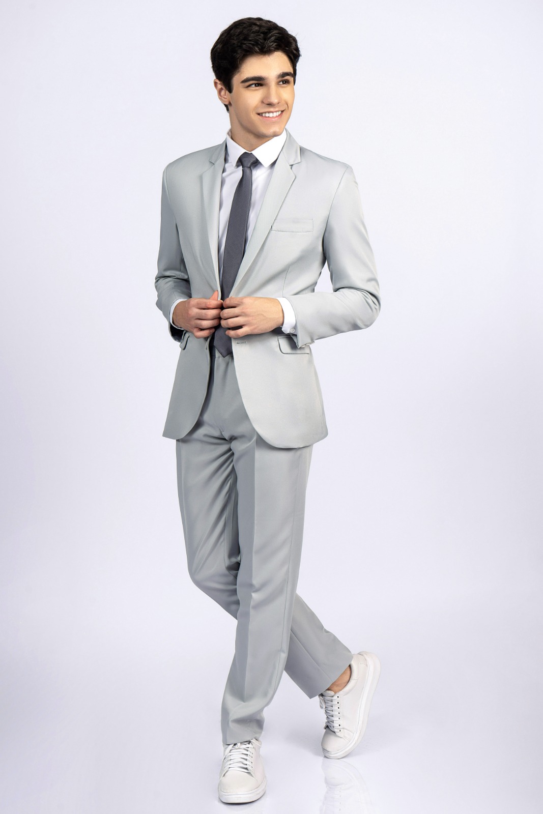 Terno cinza claro para aluguel na Nanda Dress Suits