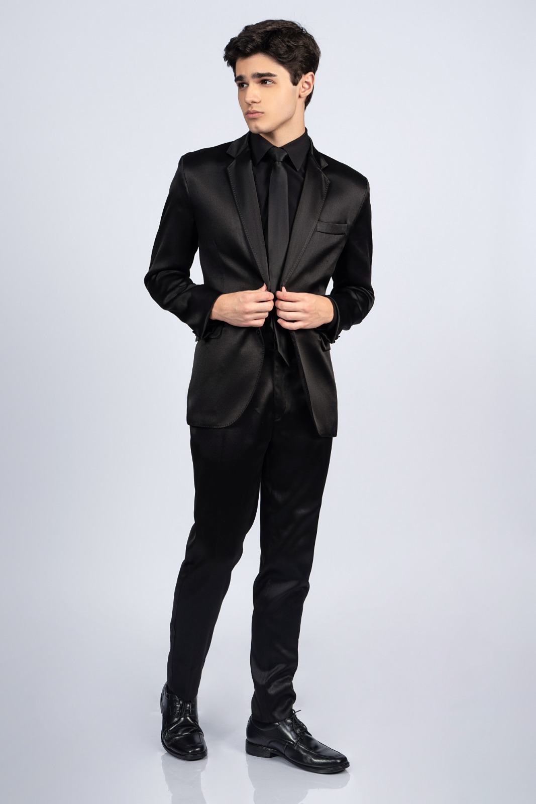 Terno preto acetinado para aluguel na Nanda Dress Suits