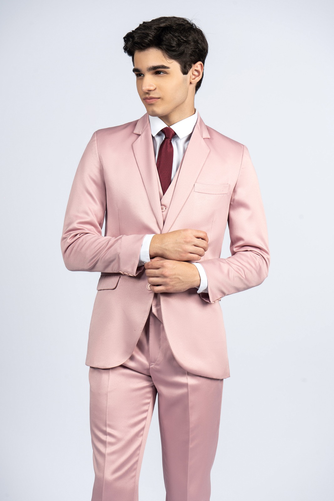Terno rosa claro acetinado para aluguel na Nanda Dress Suits