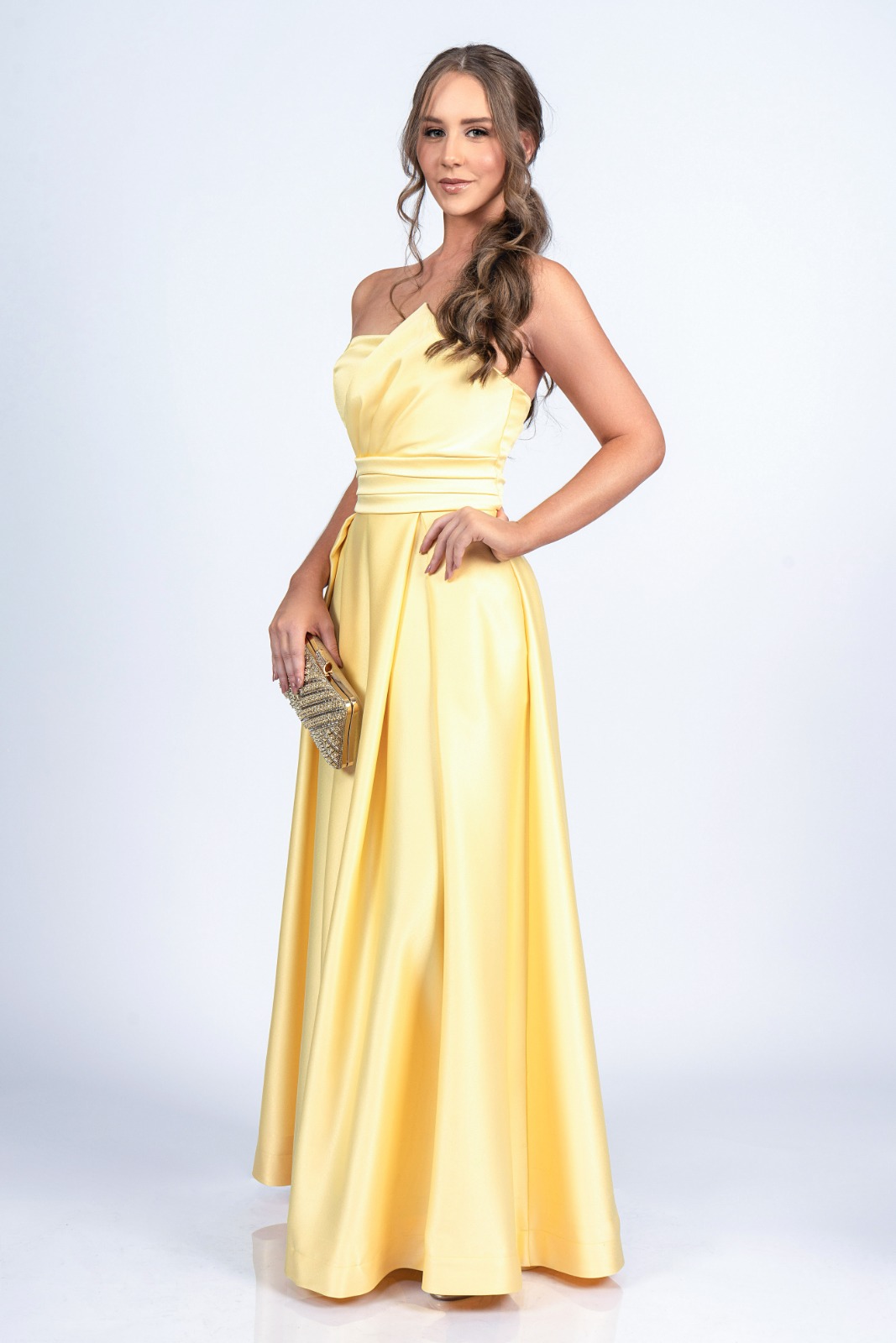 Vestido amarelo manteiga para aluguel na Nanda Dress Suits
