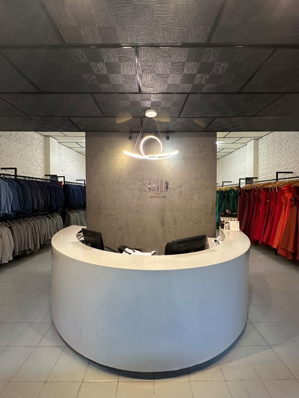 Fernando, fundador da Nanda Dress Suits, na loja